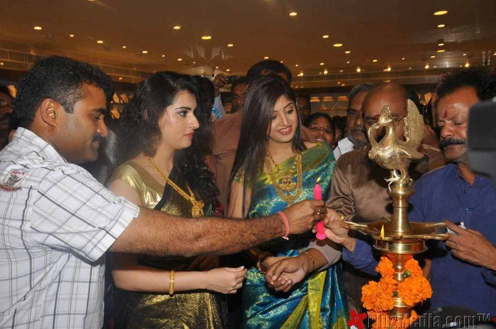 Archana, Poonam Kaur Inaugurate CMR Shopping Mall - Gallery | Picture 91441